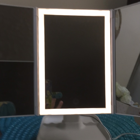 AirExpert trifold LED make up mirror - Picture 5 of 7